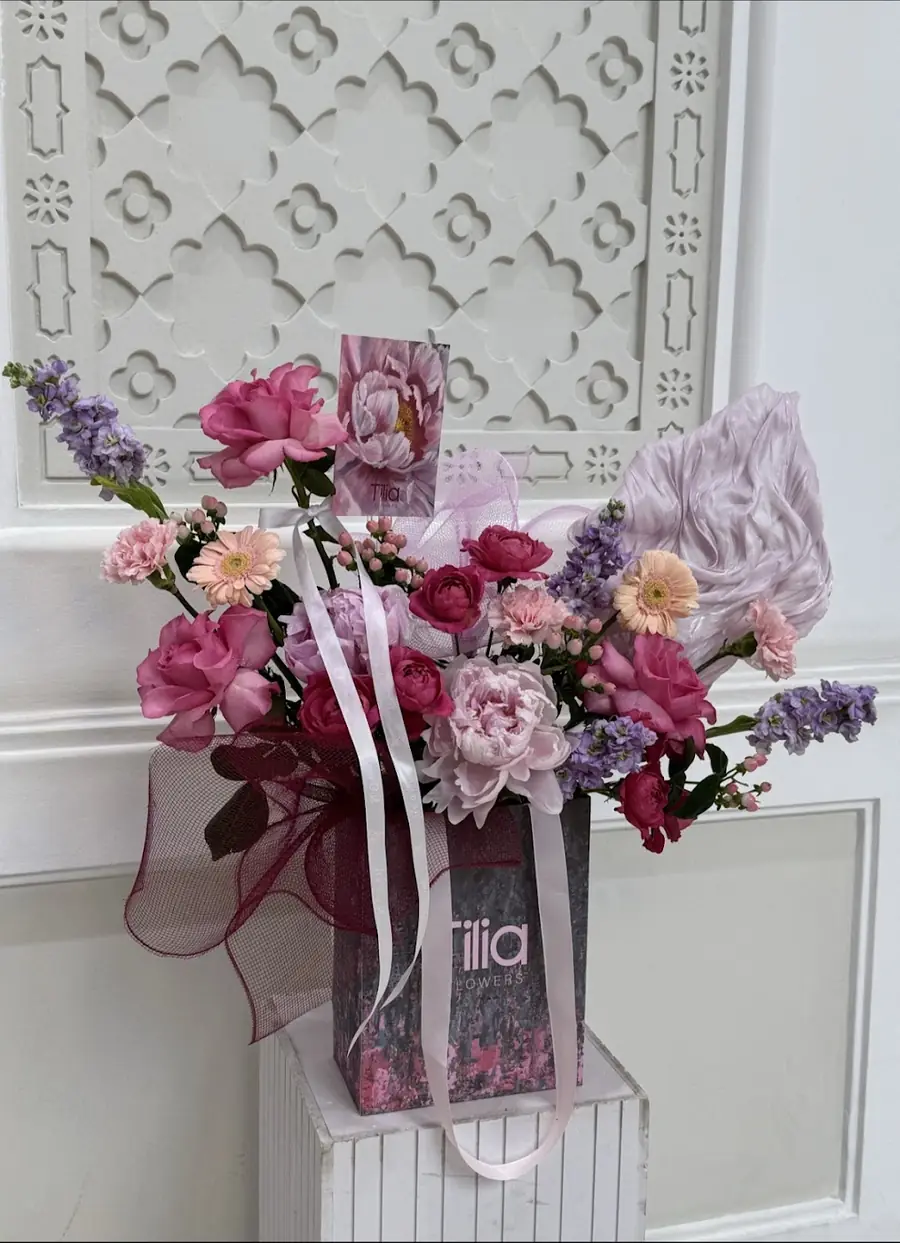 A mixed bouquet in a Tilia bag